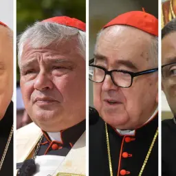 Czterech kardynałów w Polsce. Portrety duchownych w czerwonych biretach i strojach kościelnych.