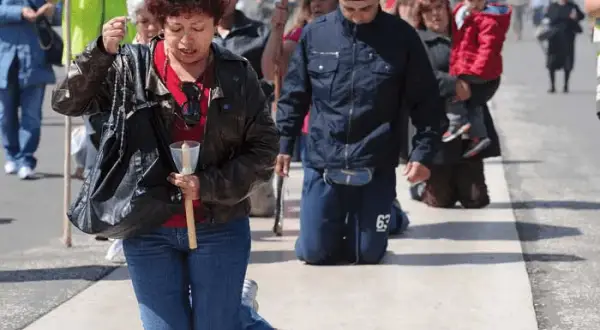 Czy wiara pomaga w znoszeniu cierpienia? Analiza jej wpływu na życie