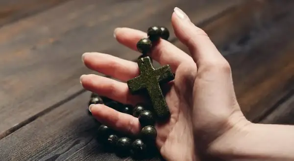 Co daje modlitwa różańcowa? Odkryj jej duchowe korzyści i znaczenie