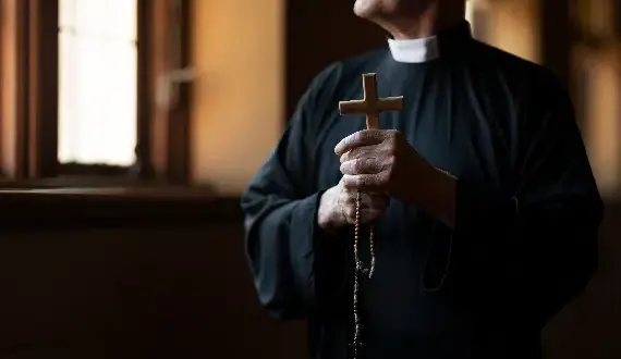 Co to znaczy jak się śni ksiądz? Odkryj ukryte znaczenia snu