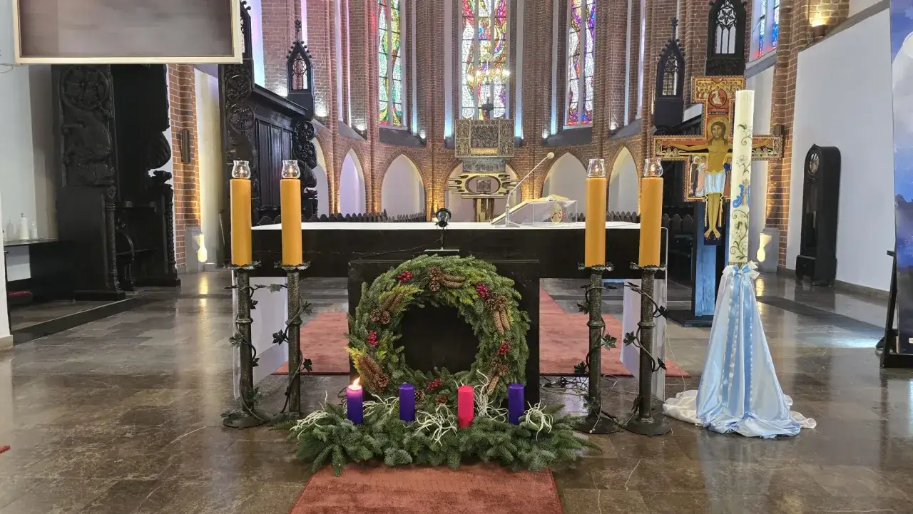 Wieniec adwentowy z zapaloną świecą, symbolizujący modlitwę, która zawsze zostaje wysłuchana.