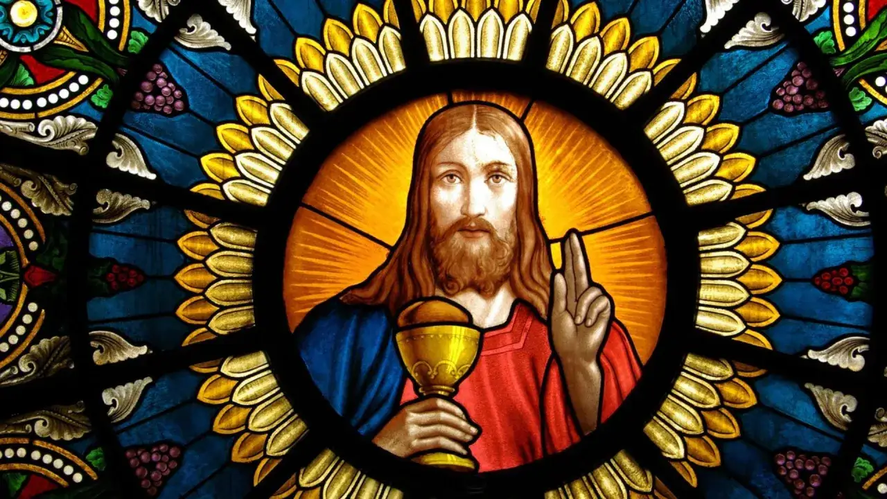 Witraż z Jezusem trzymającym kielich. Symbolizuje on czym jest wiara, nadzieja i miłość, prowadząc przez życie.